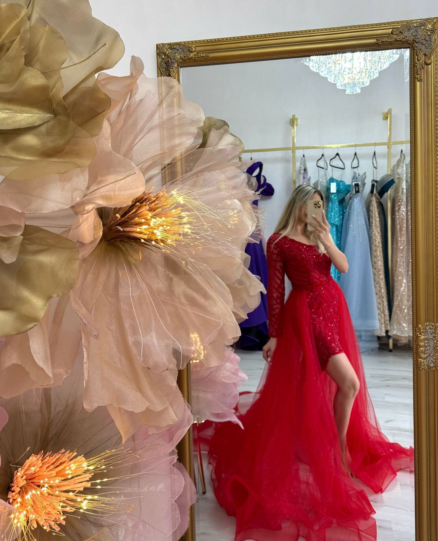 Închiriere Rochie Red Velvet Glow – Mini Couture cu Trenă Detașabilă