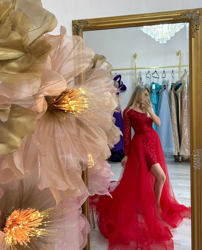 Închiriere Rochie Red Velvet Glow – Mini Couture cu Trenă Detașabilă