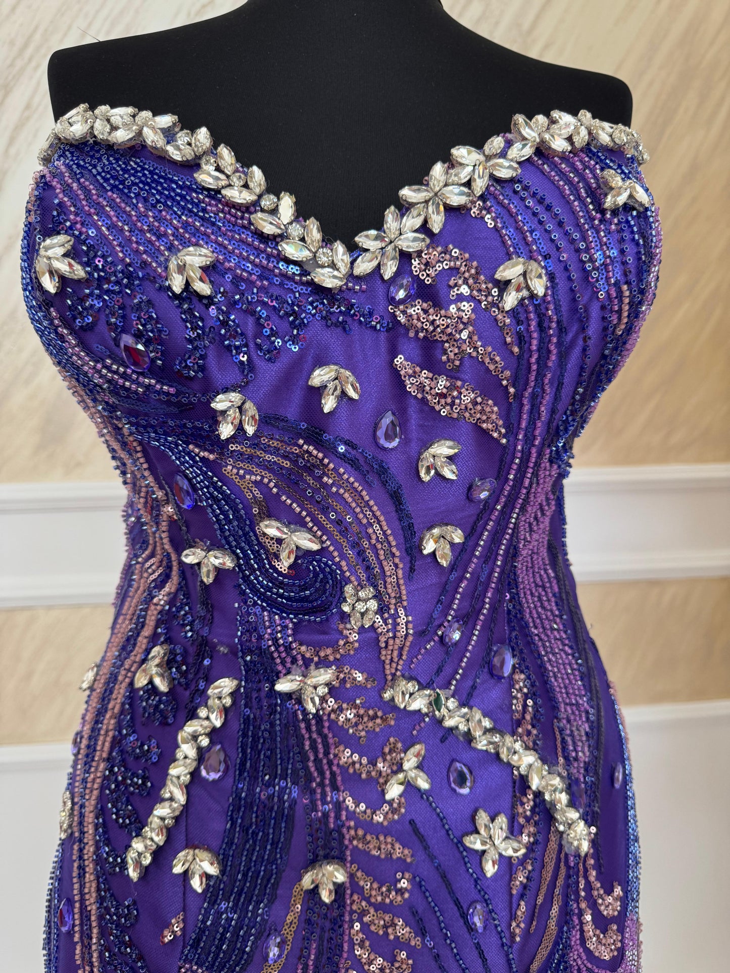 Închiriere Rochie Purple Majesty – Mini Corset cu Pietre